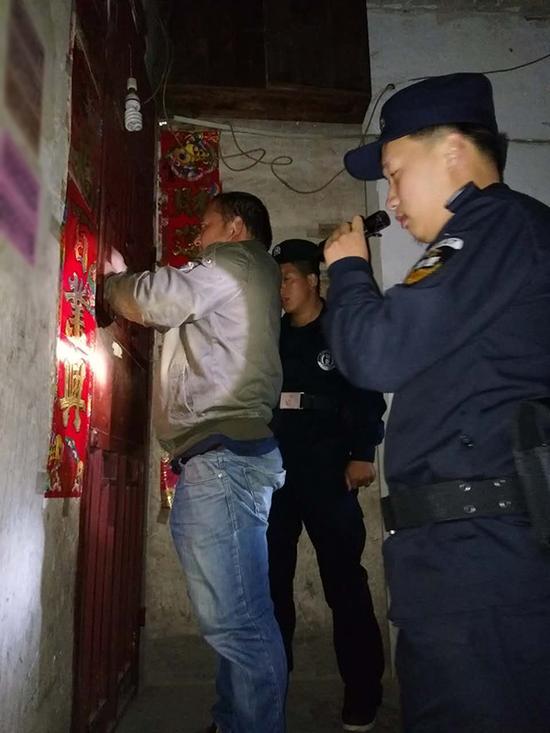 新龙场镇粗心妈妈误将幼女锁家中 
