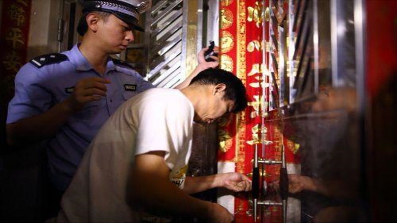 新龙场镇请开锁师傅开了锁后，师傅